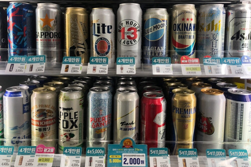 편의점에서 일본 맥주 매출이 급감하고 있다.   연합뉴스